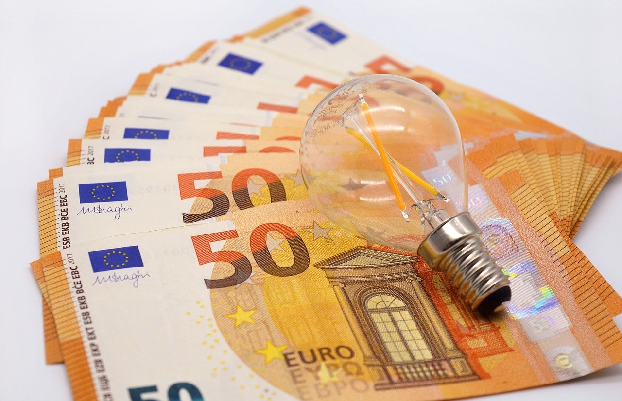 Agosto: il momento giusto per bloccare luce e gas a un prezzo conveniente