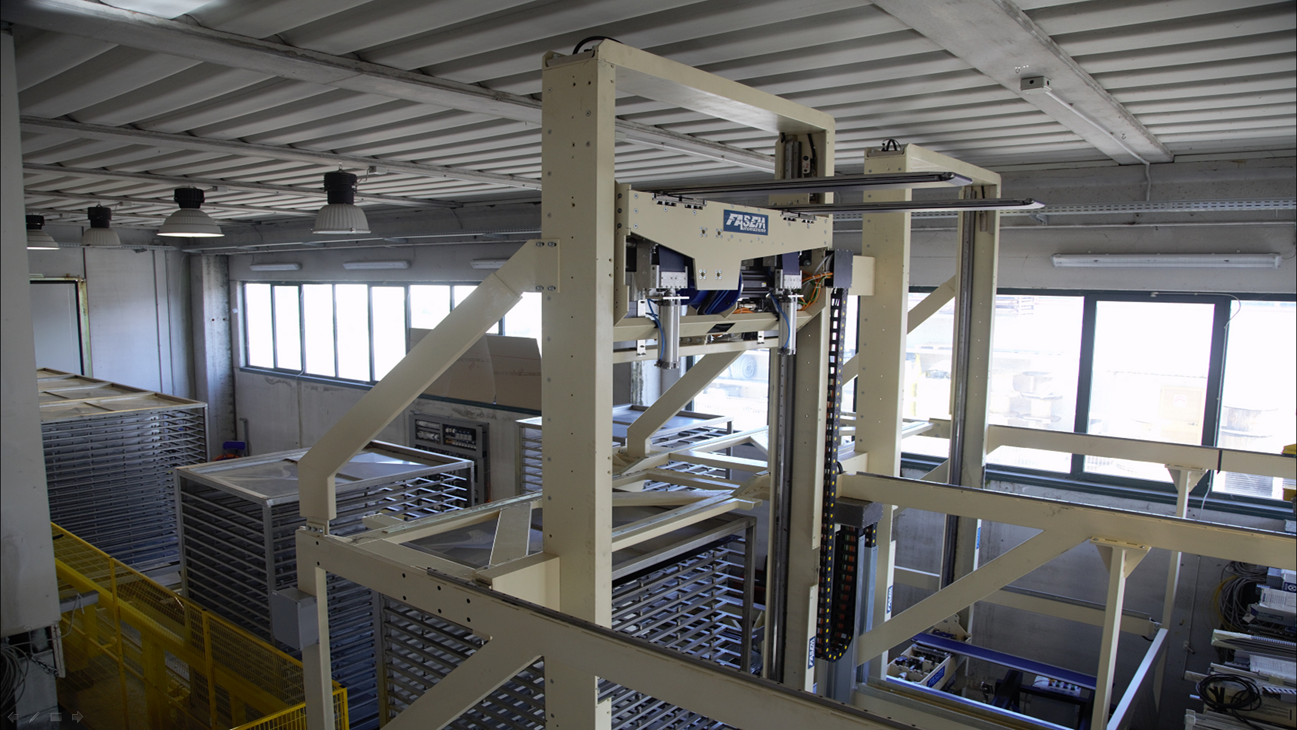 Progettazione e realizzazione chiavi in mano linea robotizzata movimentazione pannelli fotovoltaici Progettazione e realizzazione chiavi in mano linea robotizzata movimentazione pannelli fotovoltaici