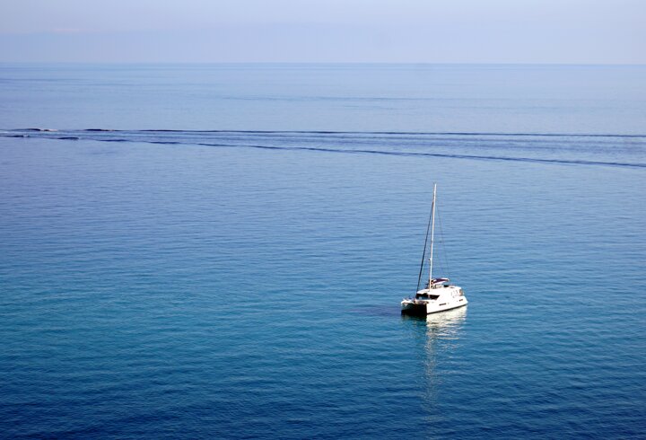barca-vela-su-un-oceano-tranquillo-tropea.jpeg barca-vela-su-un-oceano-tranquillo-tropea.jpeg