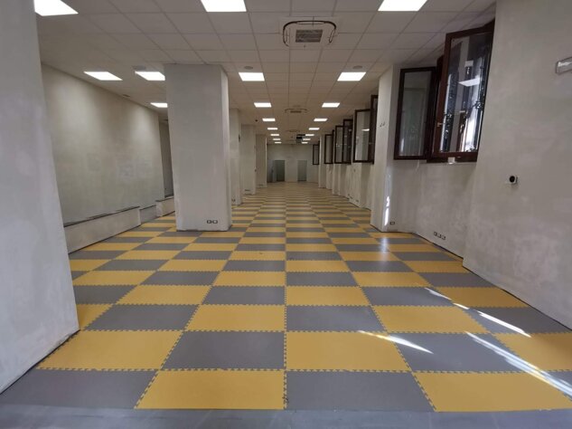 Pavimentazione in pvc con incastro a rondine.
