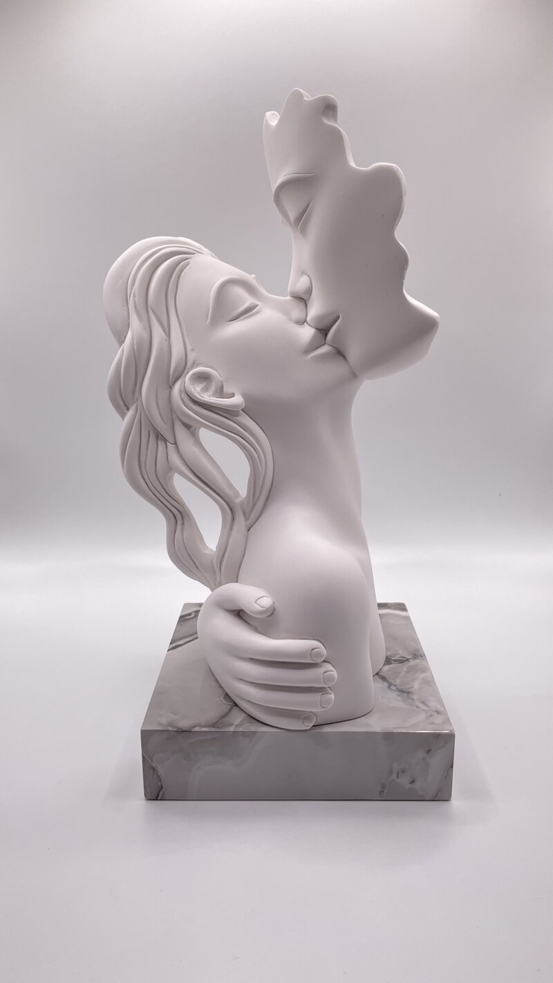 statua-bacio-base-marmo-bianco-bongelli-preziosi