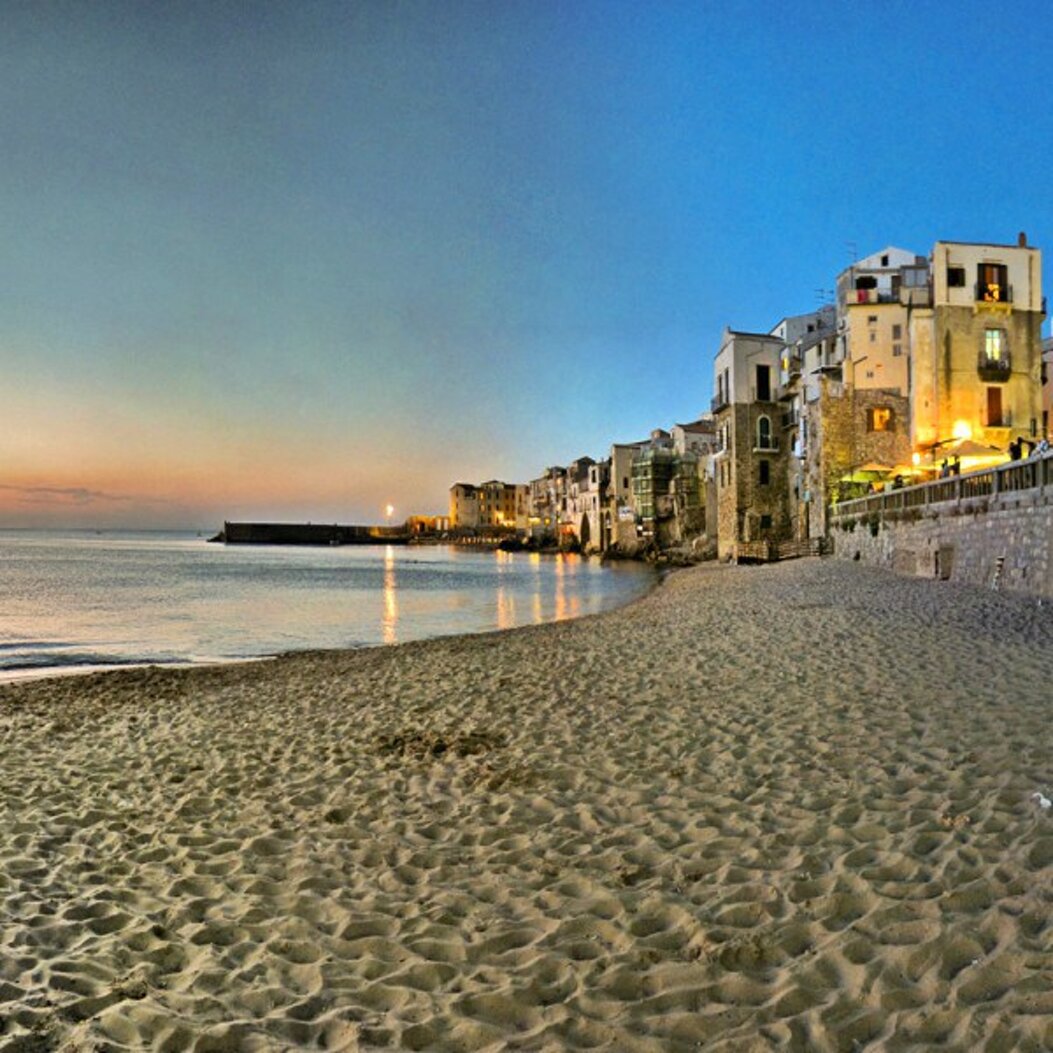 Scorcio della Spiaggia di Cefal Scorcio della Spiaggia di Cefal