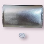 pochette-argento-metallizzata-con-piume