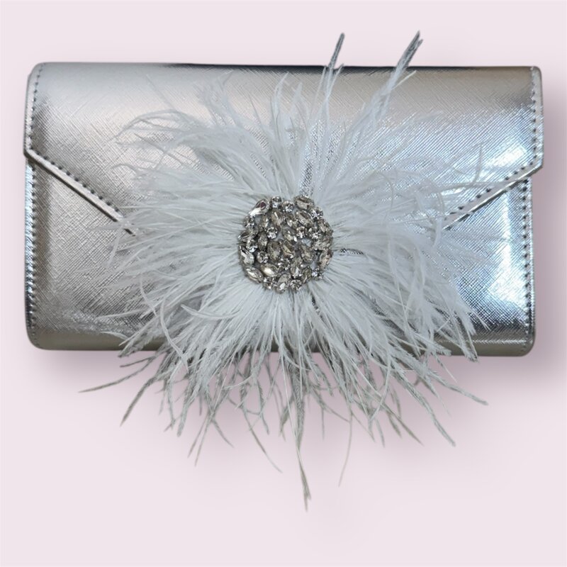 pochette-argento-metallizzata-con-piume