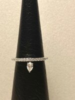 anello-oro-bianco-con-punto-luce-pendente