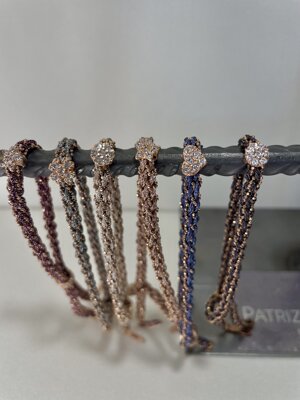 bracciale-argento-e-seta-charm-di-forme-diverse