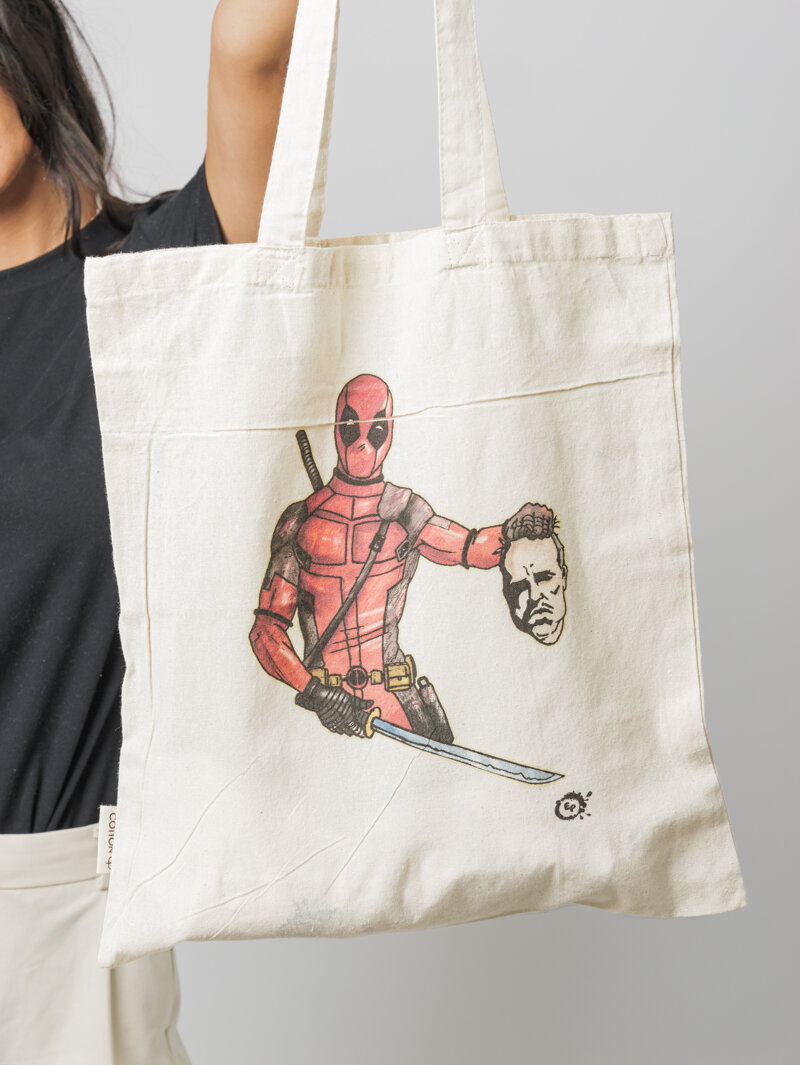 Shopping bag con stampa di Iron Man nel Teatro dei Pupi, design Eco Pop