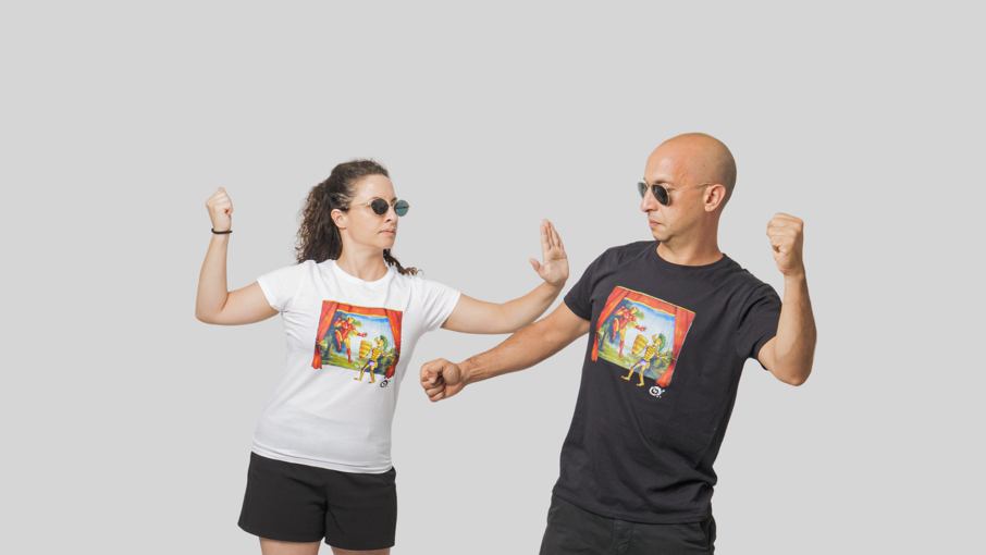 T-shirt uomo e donna Eco Pop: realizzate al 100% in cotone biologico con stampe originali che combinano cultura pop e tradizione siciliana