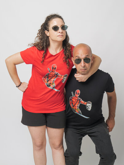 I fondatori di Eco Pop indossano magliette in cotone biologico con disegni ispirati alla cultura pop siciliana.