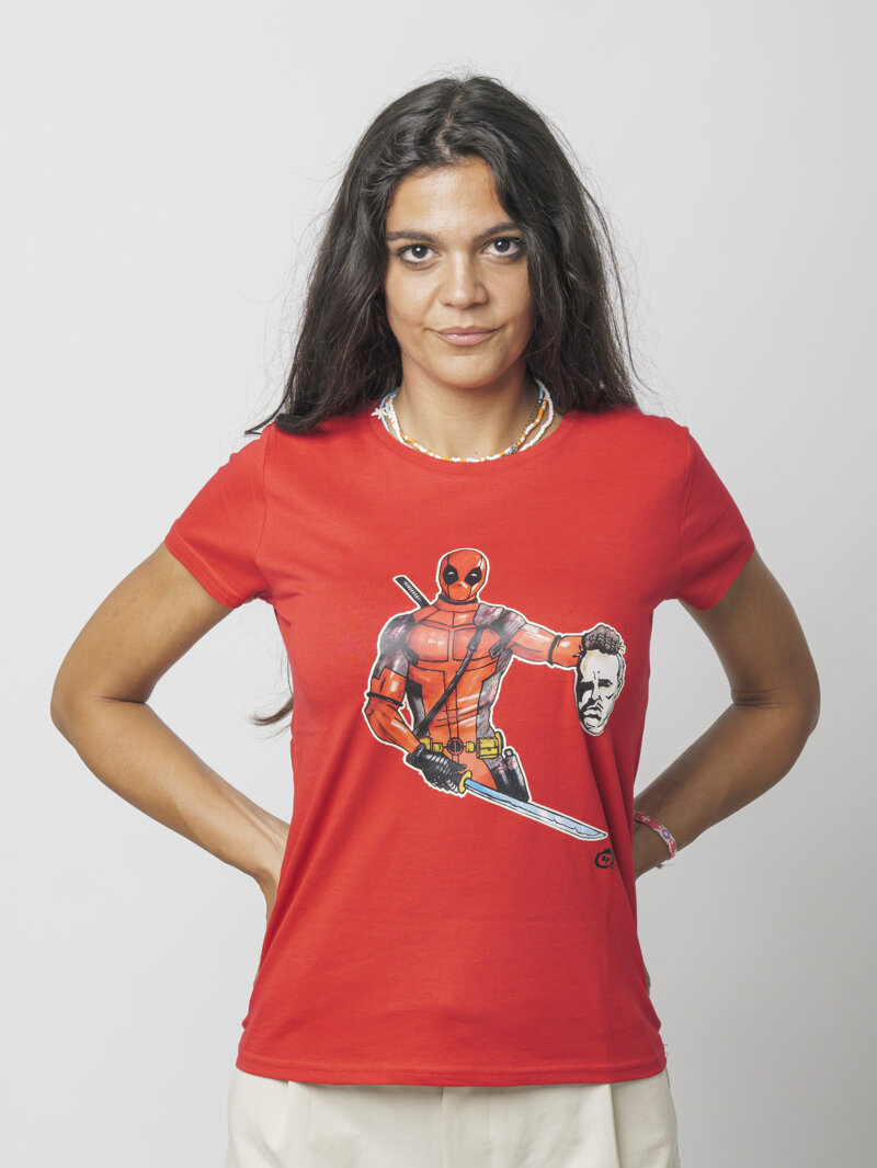 T-shirt donna con stampa di Deadpool che trionfa sul Padrino, design Eco Pop.