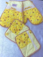 handmade-kitchen-gloves-bee