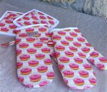 handmade-kitchen-gloves-donuts