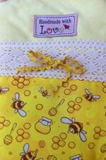 handmade-kitchen-gloves-bee