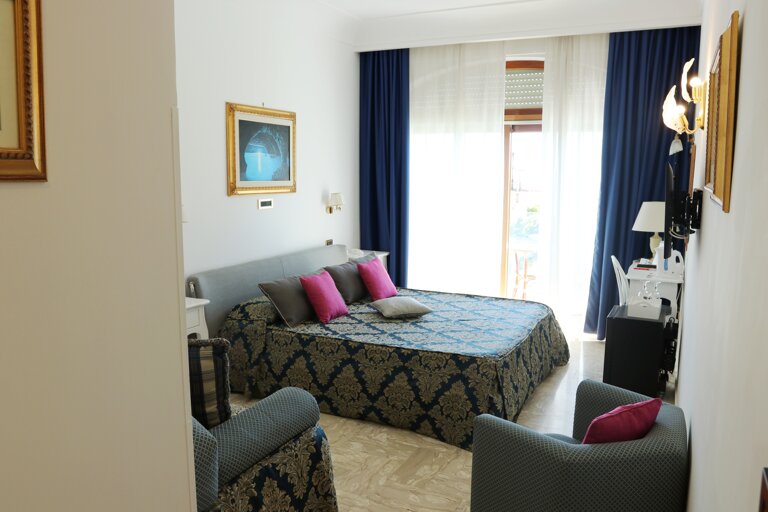 junior suite 09.jpeg
