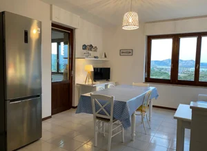 Soggiorno dell'appartamento con vista mare e giardino a Stintino
