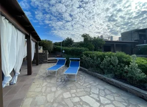 Dettaglio delle sdraio del giardino di Mirto con vista mare