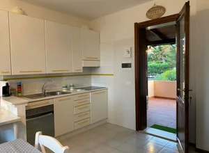 Cucina dell'appartamento con vista mare e giardino a Stintino