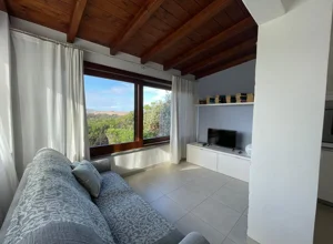 Zona giorno dell'appartamento Mirto con vista mare a Stintino
