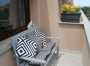 Divano nel balcone dell'appartamento con Terrazza vista mare e vista piscina