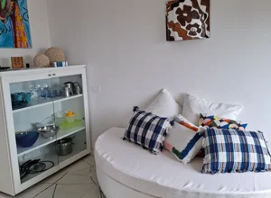 Dettaglio della zona giorno dell'appartamento con Terrazza vista mare e vista piscina