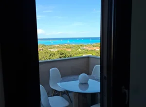 Vista del mare dal balcone dell'appartamento con Terrazza vista mare e vista piscina