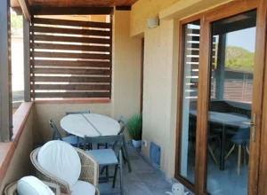 Dettaglio del balcone con vista mare a Stintino