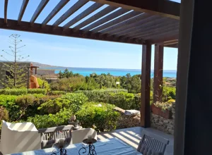 Veranda vista mare e giardino a Stintino