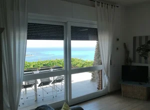 Zona giorno dall'appartamento Capo Falcone con vista mare a Stintino
