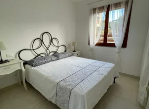 Camera da letto con letto matrimoniale di Mirto con vista mare