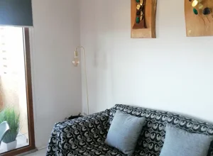 Dettaglio del divano de La Finestra sulla Torre a Stintino