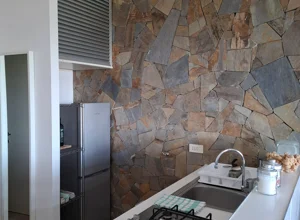 Cucina dell'appartamento con Veranda vista mare e giardino a Stintino