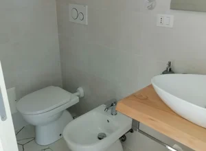 Servizi dell'appartamento con Terrazza vista mare e vista piscina