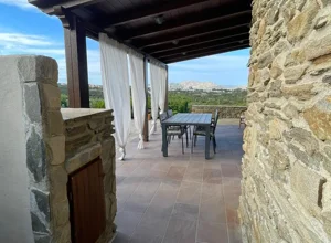 Dettaglio degli esterni dell'appartamento Mirto con vista mare