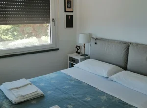 Camera da letto dall'appartamento Capo Falcone con vista mare a Stintino