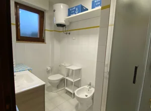 Bagno dell'appartamento con vista mare e giardino a Stintino