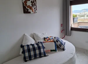 Zona giorno dell'appartamento con Terrazza vista mare e vista piscina