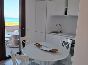 Soggiorno e vista mare dell'appartamento con Terrazza vista mare e vista piscina