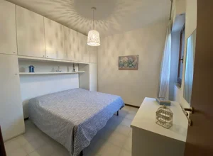 Camera da letto dell'appartamento con vista mare e giardino a Stintino
