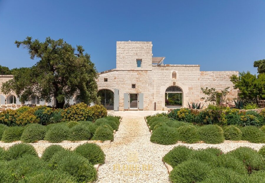 Elegante masseria in pietra con giardino mediterraneo a Ostuni, proposta da Flore Re Group - Puglia International Realty