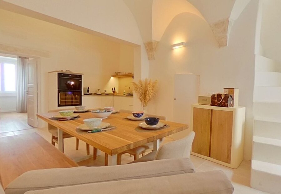 JTdCJTIyaXQlMjIlM0ElMjJVbiUyMFRlc29ybyUyMEluY2FzdG9uYXRvJTIwbmVsbGElMjBDaW50YSUyME11cmFyaWElMjBkaSUyMCUyME9zdHVuaSUyMGxhJTIwQ2l0dGElRTIlODAlOTklMjBCaWFuY2ElMjAlMjBJbW1hZ2luYSUyMGRpJTIwcG9zc2VkZXJlJTIwbm9uJTIwdW5hJTIwc2VtcGxpY2UlMjBjYXNhJTJDJTIwbWElMjB1biUyMHBlenpvJTIwZGklMjBzdG9yaWElMjB2aXZlbnRlJTJDJTIwaW5jYXN0b25hdG8lMjBkaXJldHRhbWVudGUlMjBzdWxsJUUyJTgwJTk5YW50aWNoaXNzaW1hJTIwJTIwY2ludGElMjBtdXJhcmlhJTIwZGklMjBPc3R1bmklMkMlMjBsYSUyMG1hZ25pZmljYSUyMENpdHQlQzMlQTAlMjBCaWFuY2ElMjAuJTIwUXVlc3RhJTIwcHJvcHJpZXQlQzMlQTAlMjBlc2NsdXNpdmElMjBvZmZyZSUyMG1vbHRvJTIwcGklQzMlQjklMjBkaSUyMHVuJ2FiaXRhemlvbmUlM0ElMjAlQzMlQTglMjB1bmElMjB2ZXJhJTIwZSUyMHByb3ByaWElMjBlc3BlcmllbnphJTIwZGklMjBsdXNzbyUyQyUyMGNvbiUyMHVuYSUyMHZpc3RhJTIwc3RyYW9yZGluYXJpYSUyMGNoZSUyMGFiYnJhY2NpYSUyMGxhJTIwbWFyaW5hJTIwZGklMjBPc3R1bmklMkMlMjBsJ2luZmluaXRvJTIwYmx1JTIwZGVsJTIwbWFyZSUyMEFkcmlhdGljbyUyMGUlMjBsYSUyMG1hZXN0b3NpdCVDMyVBMCUyMGRlZ2xpJTIwdWxpdmV0aSUyMHNlY29sYXJpJTIwY2hlJTIwc2klMjBlc3RlbmRvbm8lMjBhJTIwcGVyZGl0YSUyMGQnb2NjaGlvLiUyME5vbiUyMGElMjBjYXNvJTJDJTIwJUMzJUE4JTIwZ2klQzMlQTAlMjB1biUyMHN1Y2Nlc3NvJTIwY29uc29saWRhdG8lMjBuZWwlMjBtZXJjYXRvJTIwZGVsbGUlMjBsb2NhbGl0JUMzJUEwJTIwdHVyaXN0aWNoZSUyMGRpJTIwbHVzc28lMjAlMkMlMjBnYXJhbnRlbmRvJTIwdW4lMjBpbnZlc3RpbWVudG8lMjByZWRkaXRpemlvJTIwZSUyMHVuJTIwcHJlc3RpZ2lvJTIwaW1tZWRpYXRvLiUyMEJhbGNvbmUlMjBQYW5vcmFtaWNvJTNBJTIwVW4lMjBJbm5vJTIwYWxsYSUyMEJlbGxlenphJTIwTmF0dXJhbGUuJTIwJTIwU3ZlZ2xpYXRpJTIwb2duaSUyMG1hdHRpbmElMjBpbiUyMHVuYSUyMHN0YW56YSUyMGRhJTIwbGV0dG8lMjBpbm9uZGF0YSUyMGRhbGxhJTIwbHVjZSUyMGRlbCUyMHNvbGUlMkMlMjBjaGUlMjBlc2FsdGElMjBsZSUyMCUyMGFudGljaGUlMjBwYXJldGklMjBpbiUyMHBpZXRyYSUyMC4lMjBJbCUyMHR1byUyMGJhbGNvbmUlMjBwcml2YXRvJTJDJTIwdW4lMjB2ZXJvJTIwZ2lvaWVsbG8lMkMlMjAlQzMlQTglMjBhcnJlZGF0byUyMGNvbiUyMGVsZWdhbnRpJTIwc2VkaWUlMjBlJTIwdW4lMjB0YXZvbGlubyUyQyUyMHBlcmZldHRvJTIwcGVyJTIwdW5hJTIwY29sYXppb25lJTIwYWxsJ2FwZXJ0by4lMjBNYSUyMCVDMyVBOCUyMGxhJTIwdmlzdGElMjBjaGUlMjB0aSUyMGxhc2NlciVDMyVBMCUyMHNlbnphJTIwZmlhdG8lM0ElMjB1bmElMjBzY2VuYSUyMHBpdHRvcmljYSUyMGRvdmUlMjBpbCUyMGNpZWxvJTIwYXp6dXJybyUyMGluY29udHJhJTIwbGElMjBjb3N0YSUyMGZyYXN0YWdsaWF0YSUyMGUlMjBsJ2FyZ2VudG8lMjBkZWdsaSUyMHVsaXZpLiUyMEltbWFnaW5hJTIwc2VyYXRlJTIwcm9tYW50aWNoZSUyQyUyMGNvbiUyMGlsJTIwY2llbG8lMjBzdGVsbGF0byUyMGFkJTIwYWNjYXJlenphcmUlMjBsYSUyMG1hcmluYSUyMGlsbHVtaW5hdGElMjBlJTIwaWwlMjBwcm9mdW1vJTIwZGVsbGUlMjBjYW5kZWxlJTIwYSUyMGNyZWFyZSUyMHVuJ2F0bW9zZmVyYSUyMG1hZ2ljYSUyQyUyMHVuJ2VzcGVyaWVuemElMjBjaGUlMjBpJTIwdHVvaSUyMG9zcGl0aSUyMG5vbiUyMGRpbWVudGljaGVyYW5uby4lMjBUZXJyYXp6byUyMEVzY2x1c2l2byUyMGNvbiUyMFpvbmElMjBQcmFuem8lMjBlJTIwUmVsYXglM0ElMjBFbGVnYW56YSUyME1lZGl0ZXJyYW5lYS4lMjBTYWxlbmRvJTIwc3VsJTIwdGVycmF6em8lMjBwcmluY2lwYWxlJTJDJTIwc2klMjBhcHJlJTIwdW4lMjBtb25kbyUyMGRpJTIwcmFmZmluYXRlenphJTIwZSUyMHRyYW5xdWlsbGl0JUMzJUEwLiUyMFF1aSUyQyUyMGlsJTIwY2llbG8lMjB0ZXJzbyUyMHNpJTIwZm9uZGUlMjBjb24lMjBsYSUyMGZyZXNjYSUyMGJyZXp6YSUyMG1hcmluYSUyQyUyMGFjY2FyZXp6YW5kbyUyMGxlJTIwcmlnb2dsaW9zZSUyMHBpYW50ZSUyMGRpJTIwb2xlYW5kcm8lMjBiaWFuY28lMjBpbiUyMHZhc2klMjBkaSUyMGNlcmFtaWNhJTJDJTIwY2hlJTIwYWdnaXVuZ29ubyUyMHVuJTIwdG9jY28lMjBkaSUyMGVsZWdhbnphJTIwbWVkaXRlcnJhbmVhLiUyMElsJTIwcGF2aW1lbnRvJTIwaW4lMjBwaWV0cmElMjBjaGlhcmElMkMlMjBhdXRlbnRpY28lMjByaWNoaWFtbyUyMGFsbCdhcmNoaXRldHR1cmElMjBwdWdsaWVzZSUyQyUyMHRpJTIwY29uZHVjZSUyMGElMjB1bmElMjBjb25mb3J0ZXZvbGUlMjBlZCUyMGFtcGlhJTIwJTIwem9uYSUyMHByYW56byUzQSUyMHVuJTIwYW1waW8lMjB0YXZvbG8lMjBpbiUyMGxlZ25vJTIwZSUyMGNvbW9kZSUyMHNlZGllJTIwaW52aXRhbm8lMjBhJTIwaW5kaW1lbnRpY2FiaWxpJTIwYmFuY2hldHRpJTIwYWxsJ2FwZXJ0byUyQyUyMGRvdmUlMjBpJTIwc2Fwb3JpJTIwZGVsbGElMjBjdWNpbmElMjBsb2NhbGUlMjBzaSUyMHVuaXNjb25vJTIwYWxsYSUyMHZpc3RhJTIwaW1wYXJlZ2dpYWJpbGUlMjBkZWwlMjBib3JnbyUyMGJpYW5jbyUyMGUlMjBkZWxsZSUyMHZlcmRpJTIwZGlzdGVzZSUyMGRpJTIwdWxpdmklMjBjaGUlMjBzaSUyMHNwaW5nb25vJTIwZmlubyUyMGFsJTIwbWFyZS4lMjAlMjAlQzMlODglMjBpbCUyMGx1b2dvJTIwaWRlYWxlJTIwcGVyJTIwYXNzaXN0ZXJlJTIwYSUyMHRyYW1vbnRpJTIwaW5mdW9jYXRpJTIwY2hlJTIwdGluZ29ubyUyMGlsJTIwY2llbG8lMjBkaSUyMG1pbGxlJTIwc2Z1bWF0dXJlJTJDJTIwbWVudHJlJTIwaSUyMGZpY2hpJTIwZCdJbmRpYSUyMGUlMjBsZSUyMHBpYW50ZSUyMGdyYXNzZSUyMGluY29ybmljaWFubyUyMHVubyUyMHNjZW5hcmlvJTIwZGElMjBjYXJ0b2xpbmEuJTIwSW1tYWdpbmElMjBkaSUyMHNvcnNlZ2dpYXJlJTIwdW4lMjBjYWxpY2UlMjBkaSUyMHByZWdpYXRvJTIwdmlubyUyMHJvcyVDMyVBOSUyQyUyMGNvbiUyMGxhJTIwY2l0dCVDMyVBMCUyMGRpJTIwT3N0dW5pJTIwY2hlJTIwc2klMjBpbGx1bWluYSUyMHNvdHRvJTIwZGklMjB0ZSUyMGUlMjBsYSUyMGx1bmElMjBjcmVzY2VudGUlMjBjaGUlMjB2ZWdsaWElMjBzdWxsYSUyMG1hcmluYS4lMjBMYSUyMHZpc3RhJTIwc3BhemlhJTIwZGFsbCdpbmZpbml0byUyMGJsdSUyMGRlbCUyMG1hcmUlMjBhbGxhJTIwY29zdGElMkMlMjBkYWklMjBtYWVzdG9zaSUyMHVsaXZldGklMjBzZWNvbGFyaSUyMGFsJTIwc3VnZ2VzdGl2byUyMGRlZGFsbyUyMGRpJTIwdmljb2xpJTIwYmlhbmNoaSUyMGUlMjBwaWF6emUlMjBzdG9yaWNoZS4lMjBEaSUyMG5vdHRlJTJDJTIwbGUlMjBsdWNpJTIwZGVsJTIwcGFlc2UlMjBlJTIwZGVsbGUlMjBzdGVsbGUlMjBjcmVhbm8lMjB1bidhdG1vc2ZlcmElMjBjb3MlQzMlQUMlMjBtYWdpY2ElMjBkYSUyMGxhc2NpYXJlJTIwdW4naW1wcmVzc2lvbmUlMjBpbmRlbGViaWxlLiUyMERldHRhZ2xpJTIwZGklMjBQcmVzdGlnaW8lMjBlJTIwQ29tZm9ydCUyME1vZGVybm8lMjBPZ25pJTIwYW1iaWVudGUlMjAlQzMlQTglMjBjdXJhdG8lMjBjb24lMjBtZXRpY29sb3NhJTIwYXR0ZW56aW9uZSUyQyUyMGVzYWx0YW5kbyUyMGVsZW1lbnRpJTIwY2hlJTIwcmljaGlhbWFubyUyMGxhJTIwcmljY2ElMjB0cmFkaXppb25lJTIwcHVnbGllc2UlMkMlMjBjb21lJTIwbGUlMjBuaWNjaGllJTIwaW4lMjBwaWV0cmElMjBlJTIwbGUlMjB0cmF2aSUyMGElMjB2aXN0YS4lMjBJbCUyMGJhZ25vJTJDJTIwZGFsJTIwZGVzaWduJTIwbW9kZXJubyUyMGUlMjBmdW56aW9uYWxlJTJDJTIwdGVzdGltb25pYW56YSUyMGRlbGwnYXR0ZW56aW9uZSUyMHBlciUyMHVuJ2VzdGV0aWNhJTIwcmFmZmluYXRhJTIwZSUyMHVuJTIwY29tZm9ydCUyMHNlbnphJTIwY29tcHJvbWVzc2kuJTIwUXVlc3RhJTIwcHJvcHJpZXQlQzMlQTAlMjBub24lMjAlQzMlQTglMjBzb2xvJTIwdW4lMjBpbW1vYmlsZSUzQiUyMCVDMyVBOCUyMHVuJTIwaW52ZXN0aW1lbnRvJTIwaW4lMjB1bm8lMjBzdGlsZSUyMGRpJTIwdml0YSUyMGVzY2x1c2l2byUyQyUyMHVuJTIwaW52aXRvJTIwYSUyMHZpdmVyZSUyMGxhJTIwUHVnbGlhJTIwcGklQzMlQjklMjBhdXRlbnRpY2ElMjBlJTIwYWQlMjBpbm5hbW9yYXJzaSUyMG9nbmklMjBnaW9ybm8lMjBkZWxsYSUyMG1hZ2lhJTIwZGklMjBPc3R1bmkuJTIwUGVyZmV0dG8lMjBwZXIlMjBsJ2FjcXVpcmVudGUlMjBlc2lnZW50ZSUyMGNoZSUyMGNlcmNhJTIwdW4lMjByaWZ1Z2lvJTIwZGklMjBjaGFybWUlMkMlMjB1biUyMGludmVzdGltZW50byUyMHNpY3VybyUyMGUlMjBhbHRhbWVudGUlMjByZWRkaXRpemlvJTIwbmVsJTIwbWVyY2F0byUyMGRlbGxlJTIwbG9jYXppb25pJTIwdHVyaXN0aWNoZSUyMGRpJTIwbHVzc28lMkMlMjBvJTIwc2VtcGxpY2VtZW50ZSUyMHVuJTIwbHVvZ28lMjBkb3ZlJTIwY3JlYXJlJTIwcmljb3JkaSUyMGluZGltZW50aWNhYmlsaSUyMGluJTIwdW5hJTIwZGVsbGUlMjBsb2NhbGl0JUMzJUEwJTIwcGklQzMlQjklMjBpY29uaWNoZSUyMGQnSXRhbGlhLiUyME5vbiUyMHBlcmRlcmUlMjBsJ29wcG9ydHVuaXQlQzMlQTAlMjBkaSUyMHBvc3NlZGVyZSUyMHVuJTIwYW5nb2xvJTIwZGklMjBwYXJhZGlzbyUyMG5lbGxhJTIwQ2l0dCVDMyVBMCUyMEJpYW5jYSUyQyUyMHVuJTIwaW1tb2JpbGUlMjBjaGUlMjByYWNjaGl1ZGUlMjBzdG9yaWElMkMlMjBsdXNzbyUyMGUlMjB1bmElMjB2aXN0YSUyMG1venphZmlhdG8uJTIwQ29udGF0dGFjaSUyMHBlciUyMG1hZ2dpb3JpJTIwaW5mb3JtYXppb25pJTIwZSUyMHBlciUyMHByZW5vdGFyZSUyMHVuYSUyMHZpc2l0YSUyMGVzY2x1c2l2YS4lMjIlN0Q=