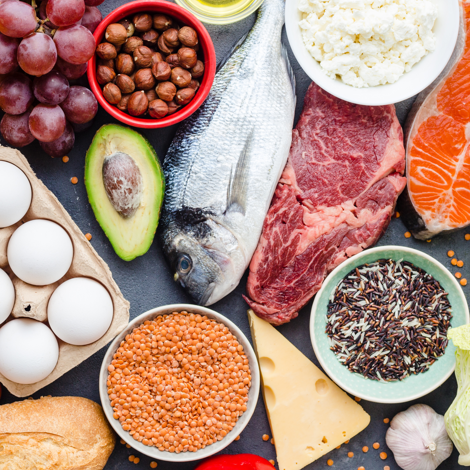 Alimenti ricchi di proteine e nutrienti: uova, avocado, pesce, carne, salmone, legumi e riso integrale