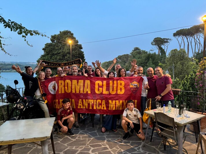 foto gruppo con striscione.jpeg
