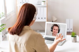 ragazze-sorridenti-del-colpo-medio-che-chiacchierano-all-interno.jpeg