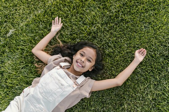 Bambina felice sull'erba