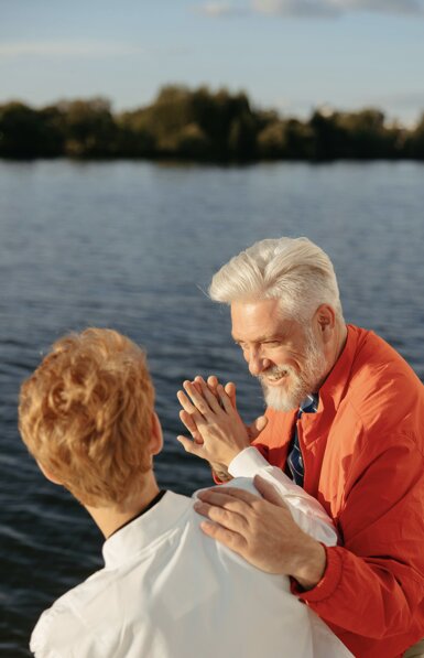 Padre e figlio al lago