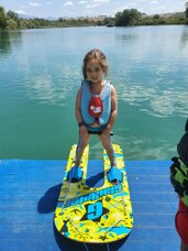 bambina con tavoletta sul pontile.jpeg