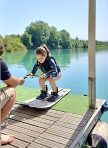 bambina principiante su pontile.jpeg
