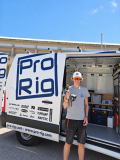 tecnico pro rig davanti al furgone attrezzato