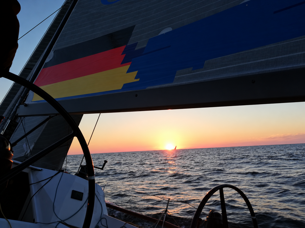tramonto in mare dal pozzetto velico