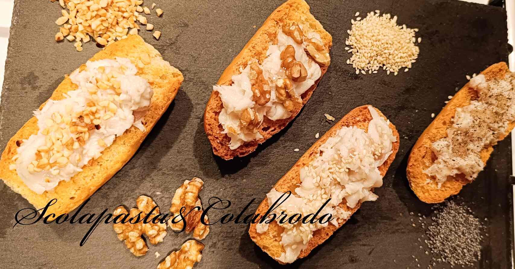 Crostini con patè di lardo e glassa bianca